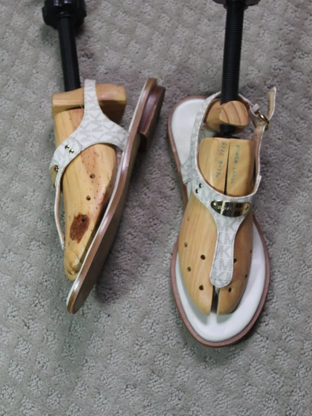 Michael Kors Size 9.5M Gray Cream MK Logo Flat Sandals